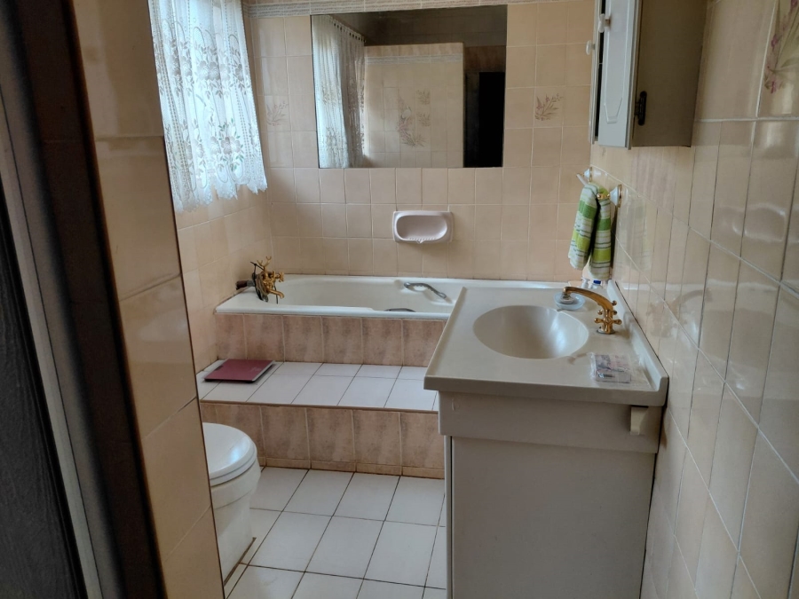 5 Bedroom Property for Sale in Roodekopjes Ah North West
